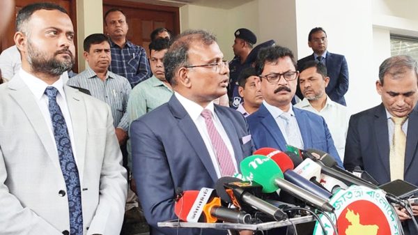কাউকে নির্বাচনে আনা আমাদের দায়িত্ব নয় : ইসি আনিছুর