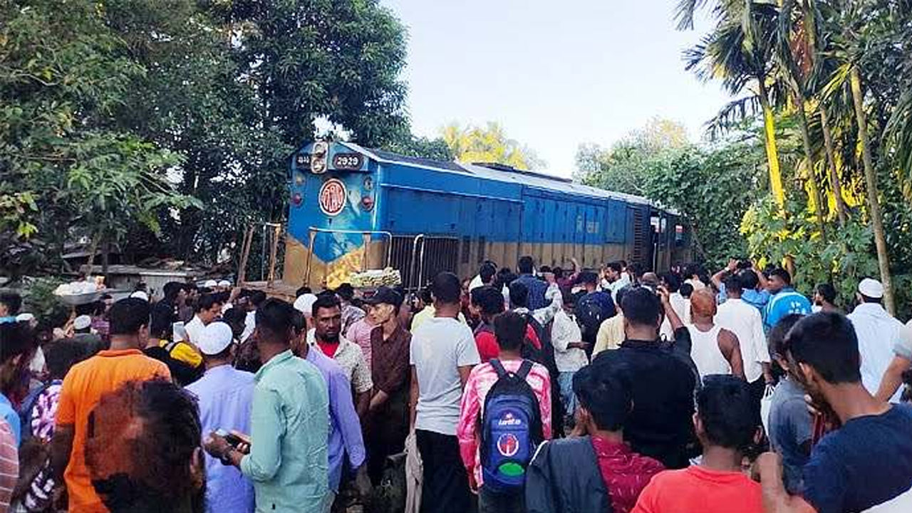 কিশোরগঞ্জ এক্সপ্রেস ট্রেনের ইঞ্জিন লাইনচ্যুত