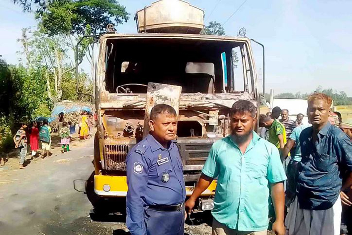 দিনাজপুরে ধান বোঝাই ট্রাকে পেট্রল ঢেলে আগুন দিল দুর্বৃত্তরা