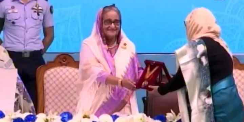 ৫ নারীর হাতে রোকেয়া পদক তুলে দিলেন প্রধানমন্ত্রী