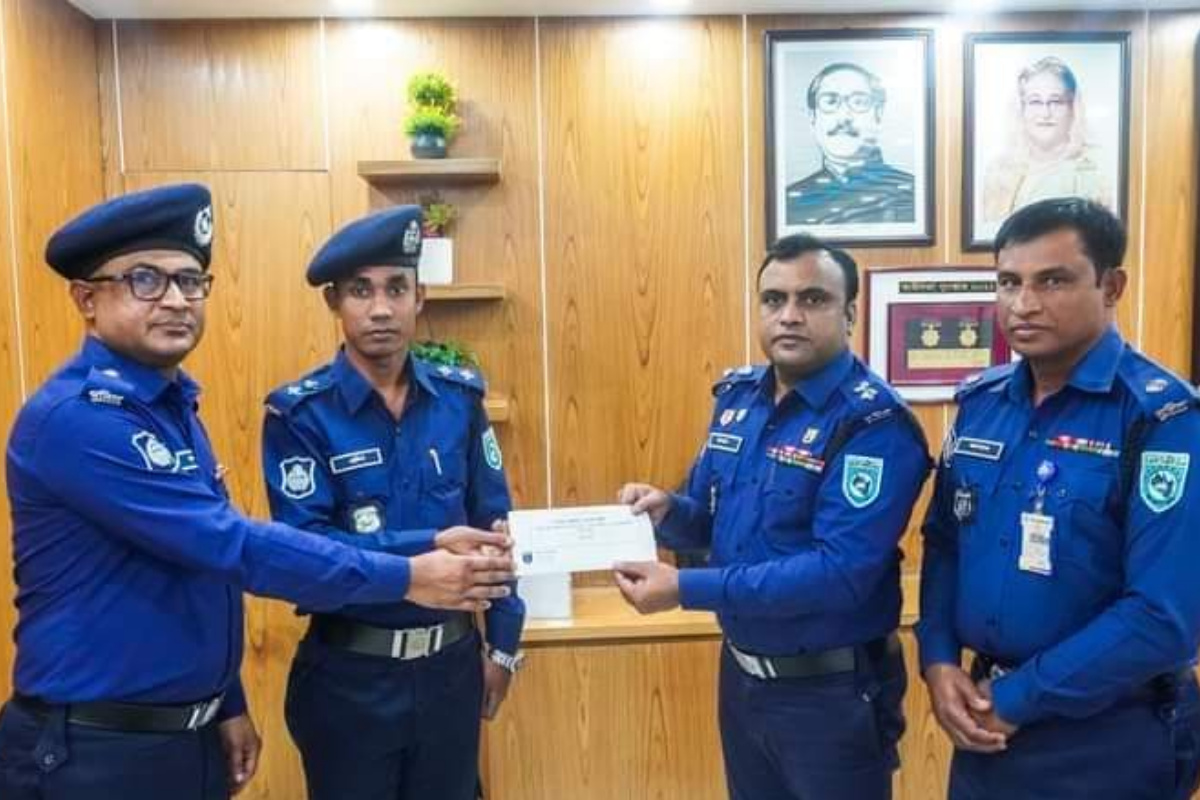 মাদক উদ্ধারে শ্রেষ্ঠ সম্মাননা পেলেন রাণীশংকৈল থানার এসআই