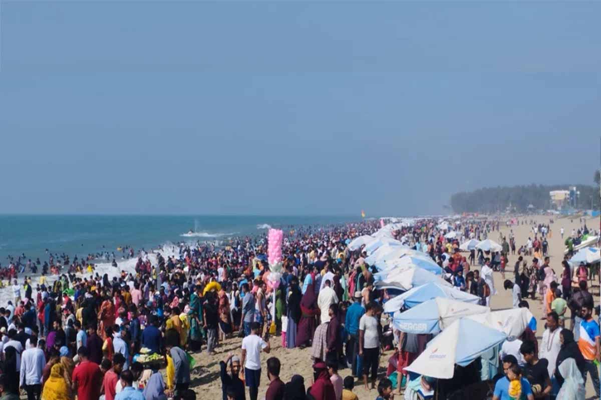 মন্দা কাটিয়ে স্বরূপে কক্সবাজার, পর্যটকের ঢল