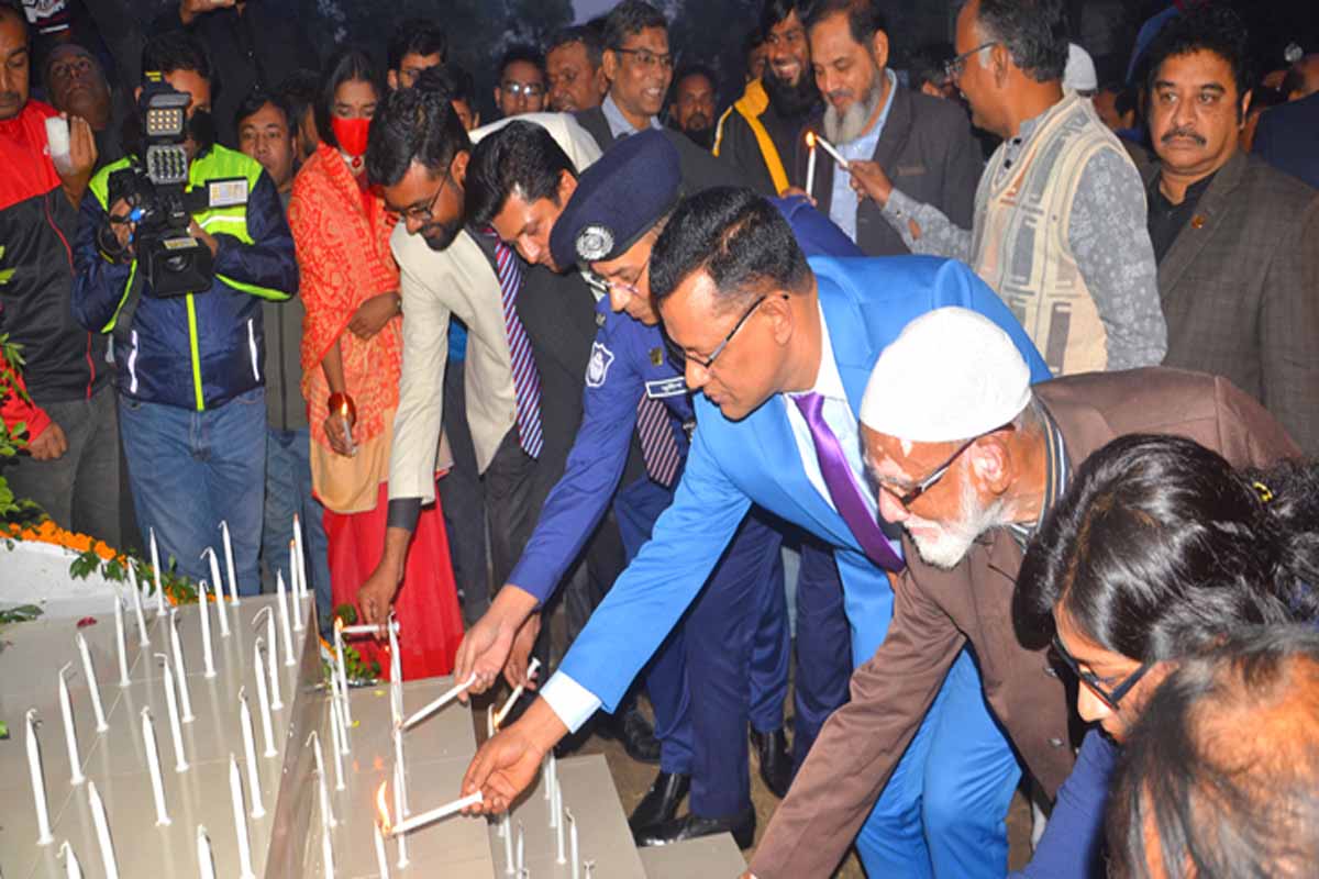 বগুড়ায় শহিদ বুদ্ধিজীবী দিবসে বধ্যভূমিতে মোমবাতি প্রজ্বালন