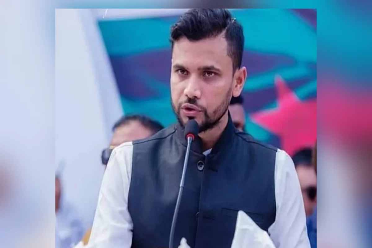 মঞ্চ থেকে নেমে নির্মাণশ্রমিকদের খাবার খেলেন মাশরাফী