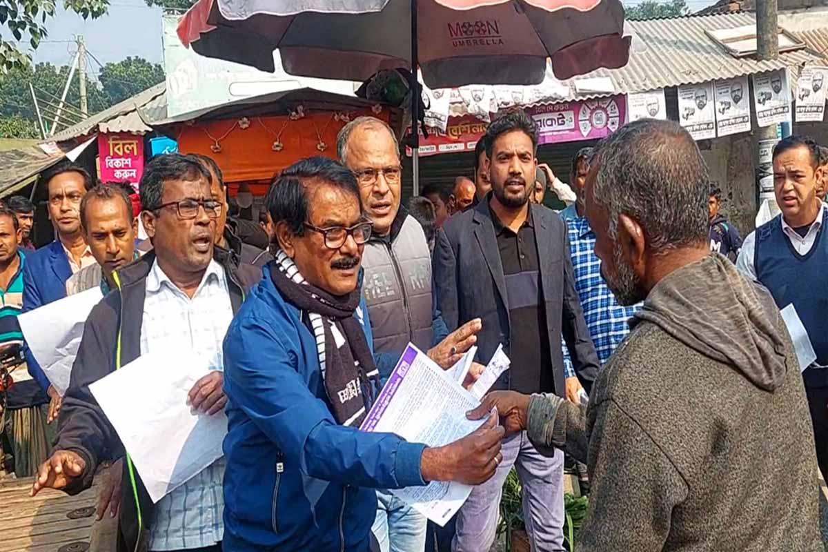 ভোট বর্জনে কালীগঞ্জে বিএনপির লিফলেট বিতরণ