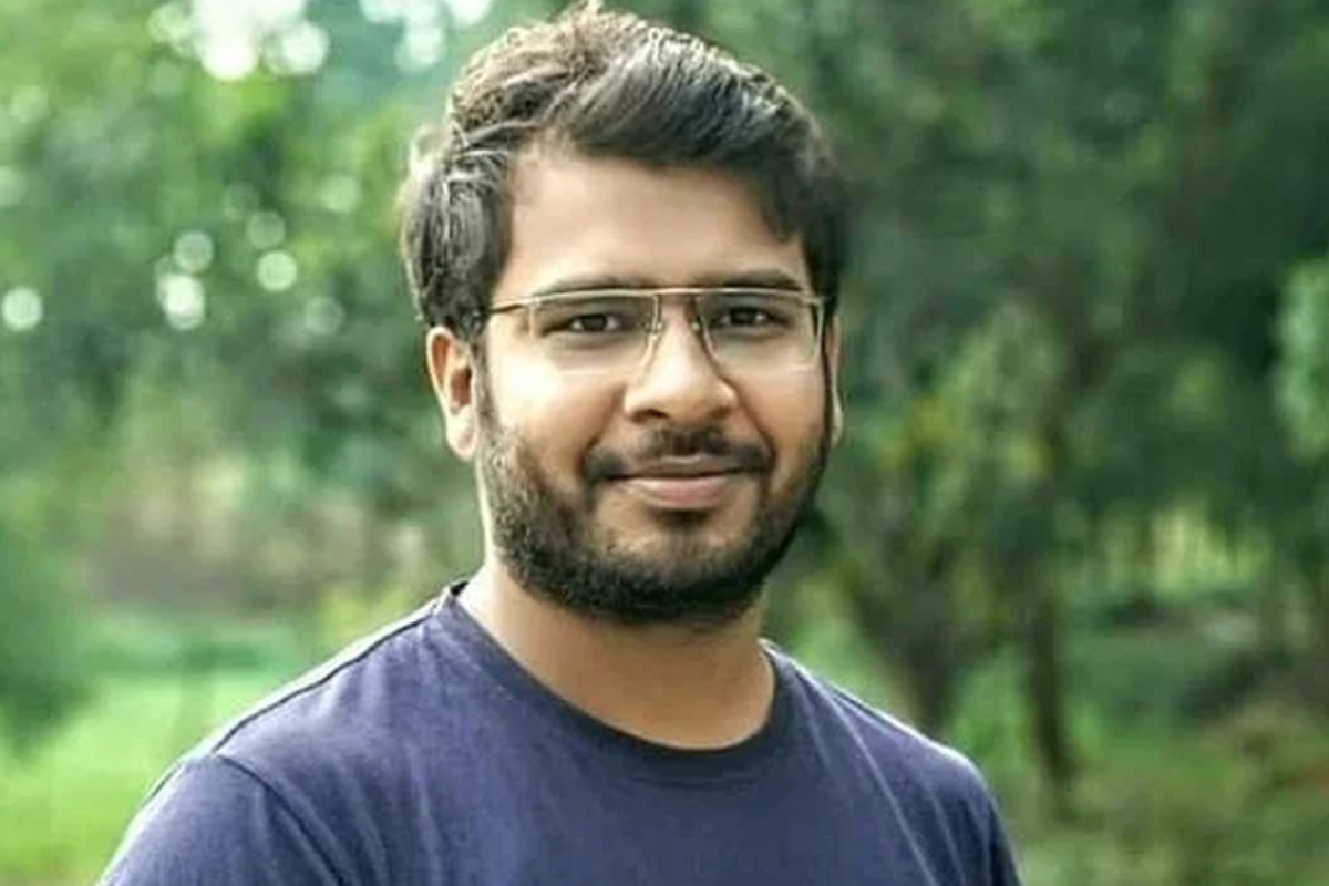 দুই বাসের রেষারেষিতে পথচারীসহ নিহত ২