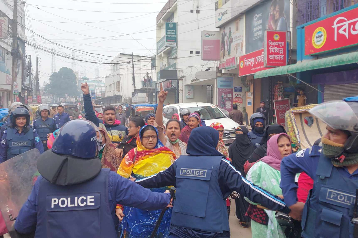 ঠাকুরগাঁওয়ে পুলিশি বাধা উপেক্ষা করে মহিলা দলের মিছিল