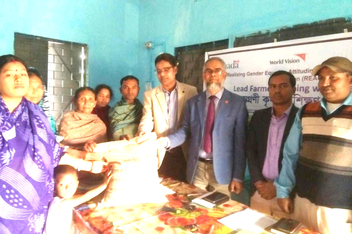 রাণীশংকৈলে জিঙ্ক ও আয়রন সমৃদ্ধ ধান চাষে প্রশিক্ষণ ও বীজ বিতরণ
