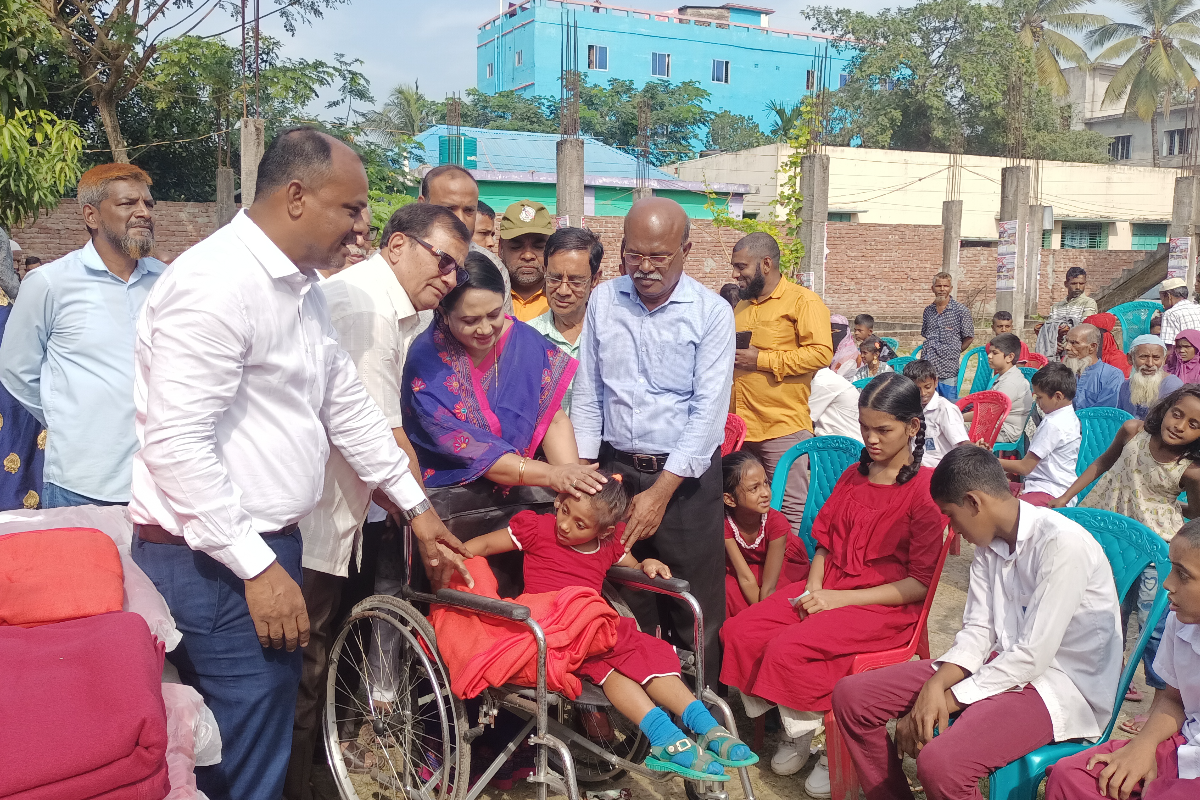 মাদারীপুরে প্রতিবন্ধীদের মাঝে কম্বল বিতরণ