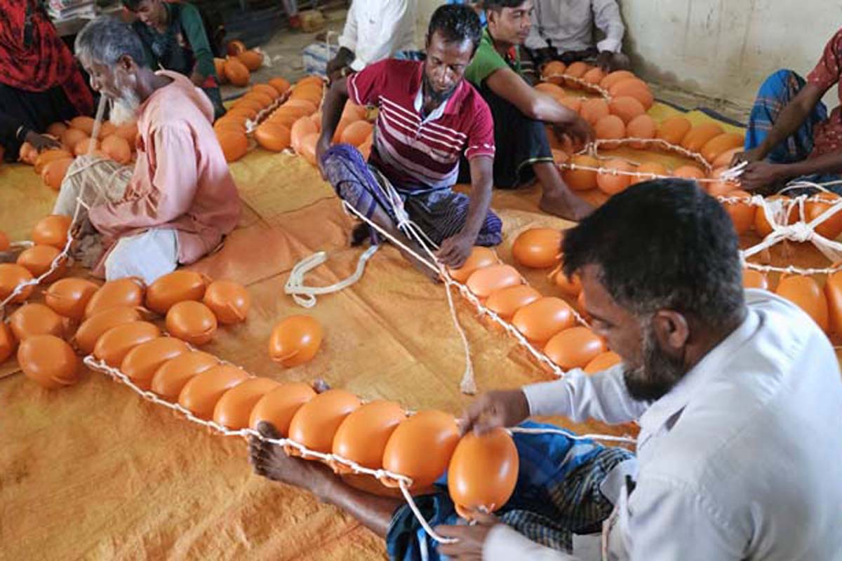 প্লাস্টিক বল দিয়ে তৈরি হচ্ছে নিরাপত্তা সামগ্রী