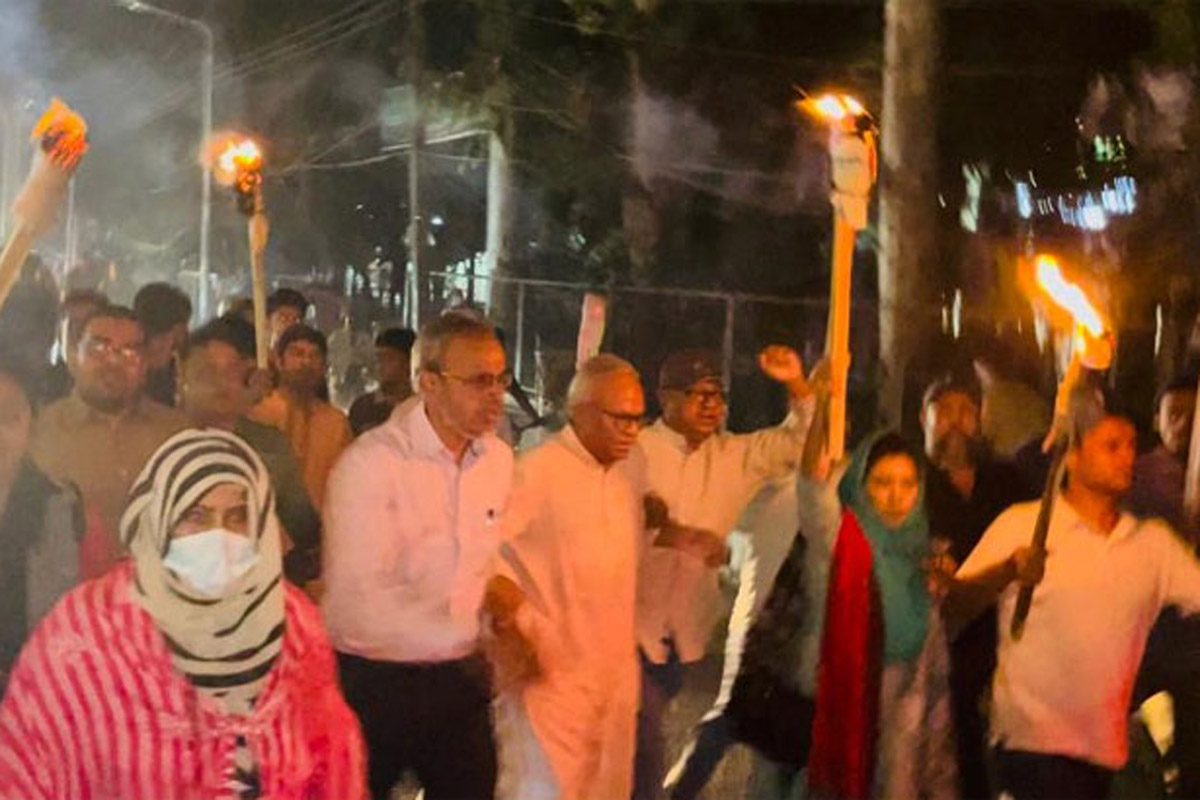 রাজধানীতে রিজভীর নেতৃত্বে বিএনপির মশাল মিছিল