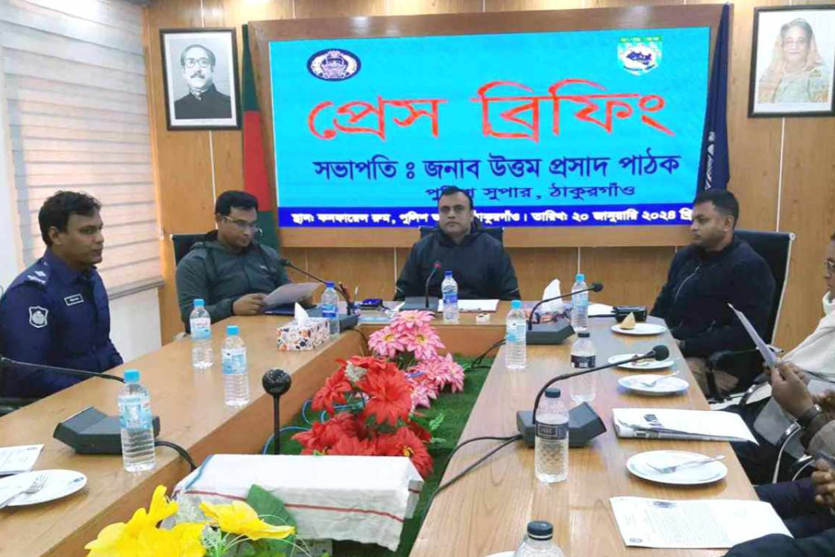ঠাকুরগাঁওয়ে ডাকাত দলের ৪ সদস্যসহ গ্রেফতার ৬, ব্রিফিংয়ে পুলিশ সুপার