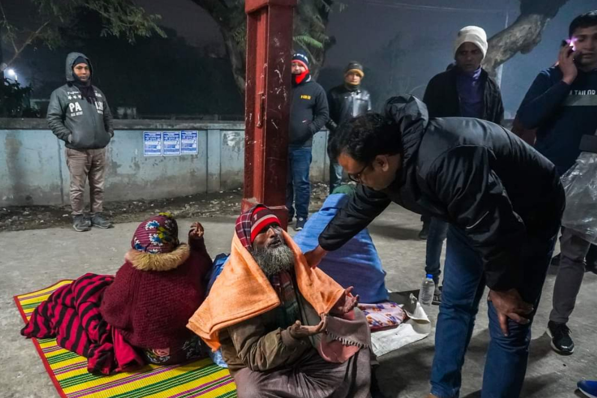 গভীর রাতে শীতার্তের গায়ে কম্বল জড়িয়ে দিলেন পুলিশ সুপার