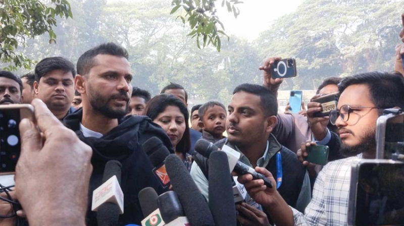 নড়াইলে নিজ কেন্দ্রে ভোট দিলেন মাশরাফি