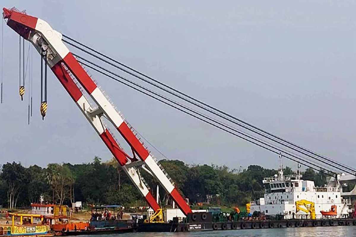 ৫০ ফুট পানির নিচে রজনীগন্ধা, চলছে উদ্ধারকাজ