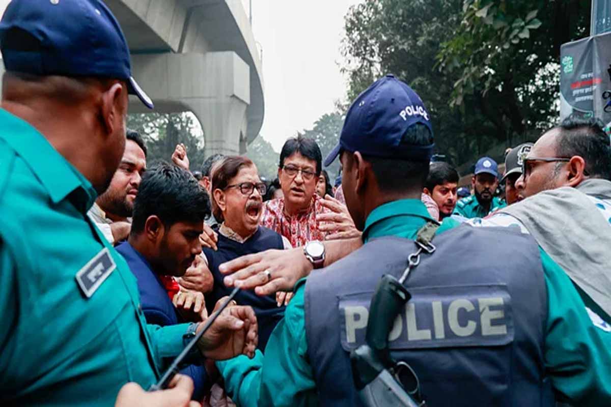 পুলিশের বাধা অতিক্রম করে গণতন্ত্র মঞ্চের মিছিল