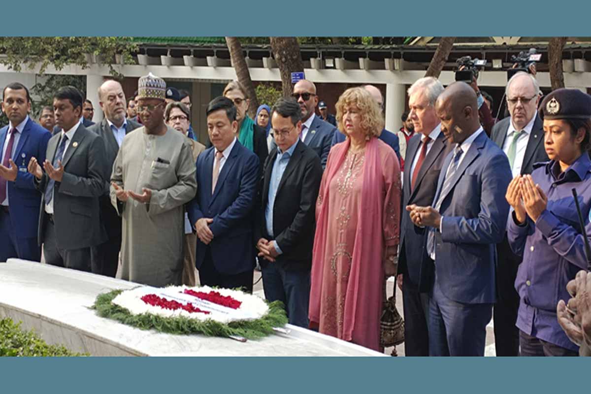 বঙ্গবন্ধুর সমাধিতে ১৪ দেশের রাষ্ট্রদূতের শ্রদ্ধা