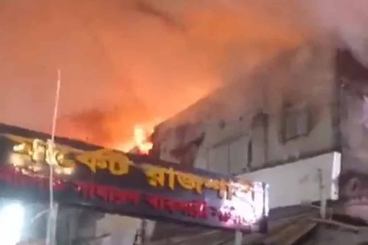 রাজশাহীর আরডিএ মার্কেটে ভয়াবহ আগুন
