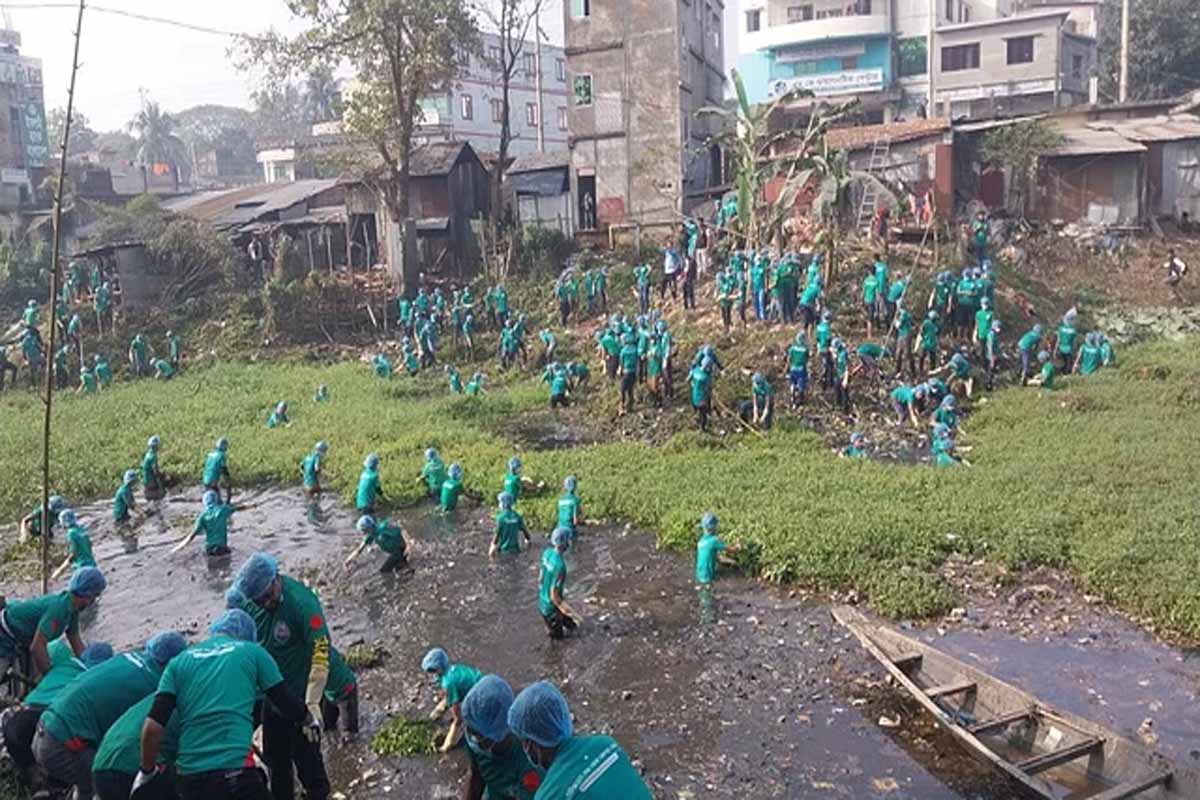 নদী পরিষ্কারে ব্যারিস্টার সুমনের সঙ্গে যোগ দিলেন বিডি ক্লিনের ৬০০ স্বেচ্ছাসেবী