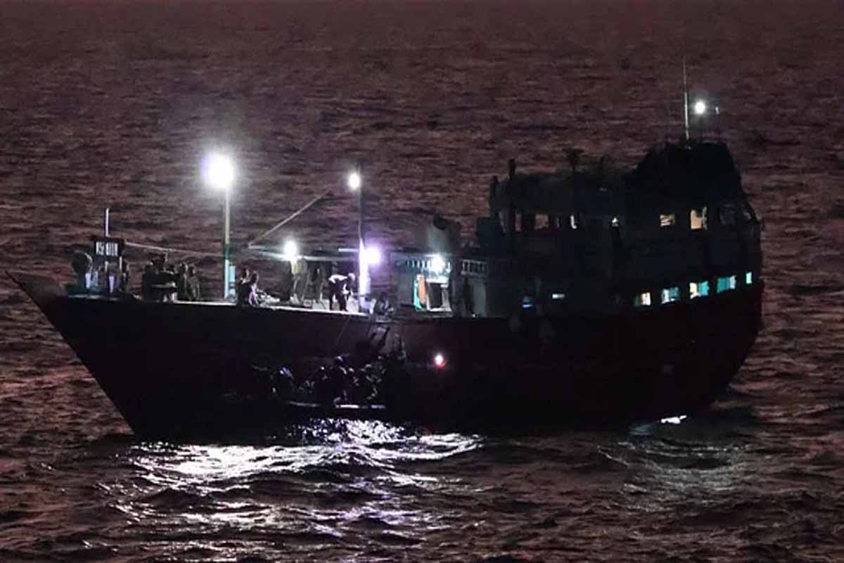 ছিনতাই ইরানি ট্রলার থেকে ১৯ পাকিস্তানিকে উদ্ধার করল ভারত