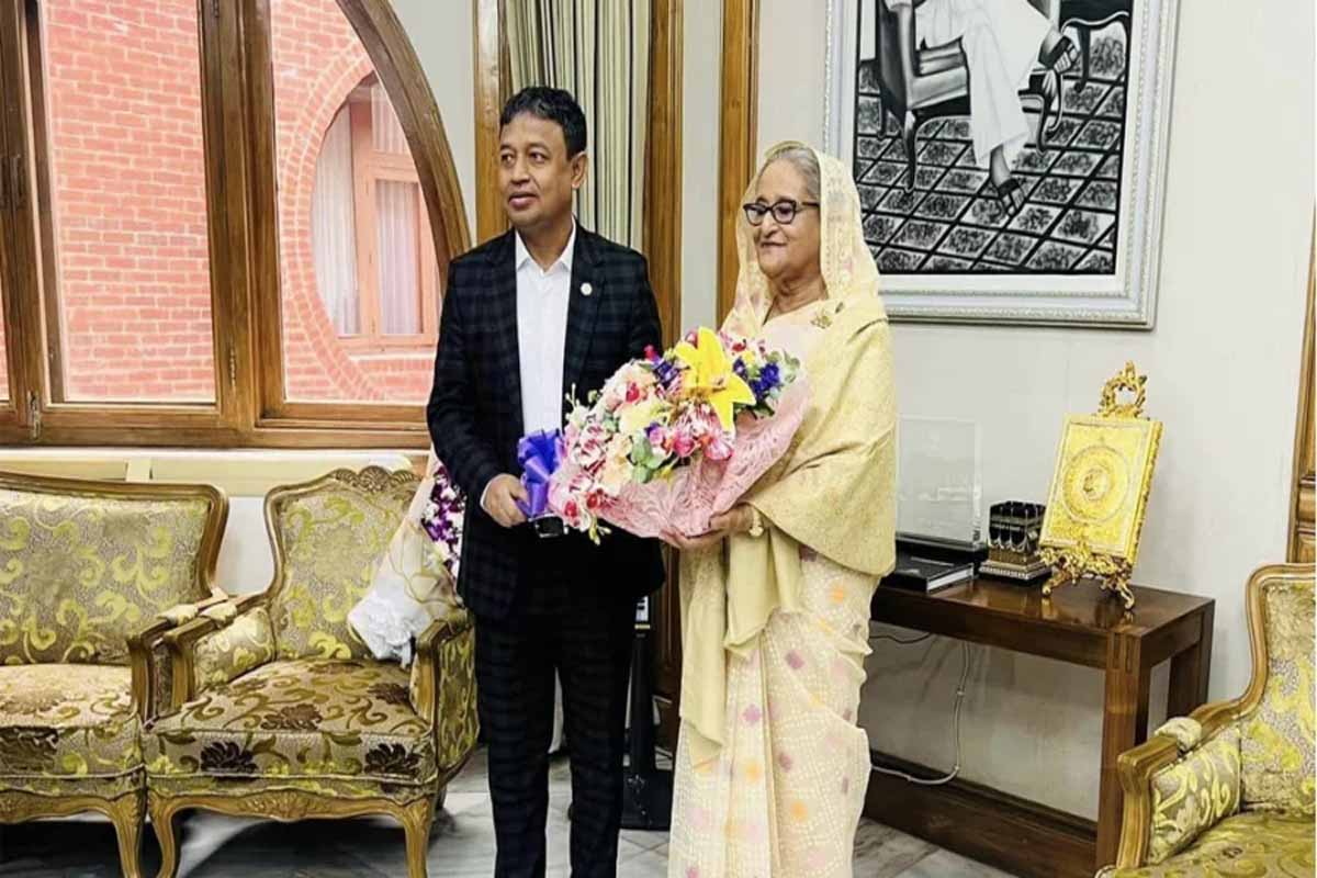প্রধানমন্ত্রীকে ডিবিপ্রধানের শুভেচ্ছা