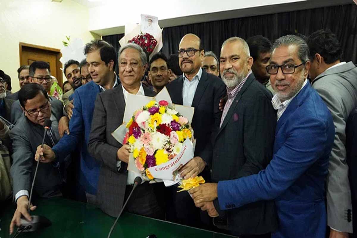 ফুল নিতে নিতে মন্ত্রী একসময় ক্লান্ত হয়ে গেলেন