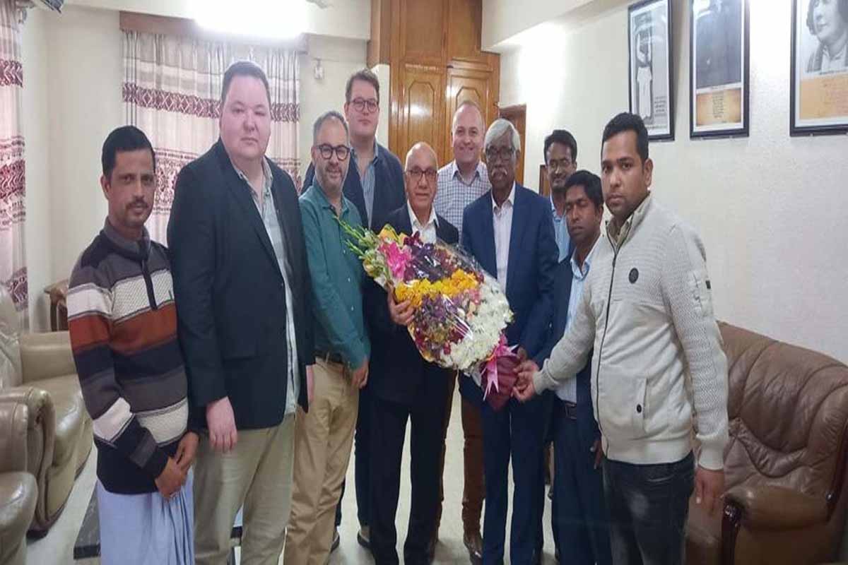 ঢাকেশ্বরী মন্দির পরিদর্শনে যুক্তরাজ্যের সংসদীয় প্রতিনিধি দল