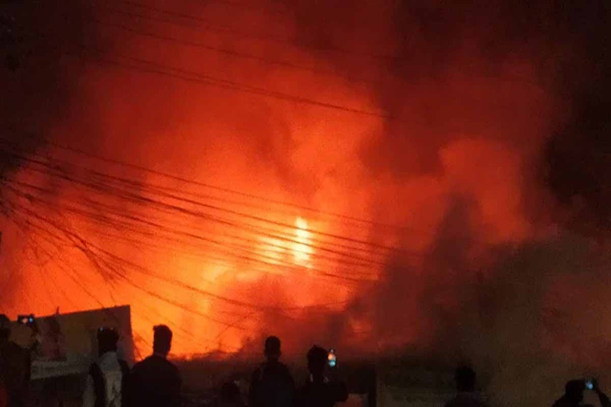 বেগমগঞ্জে আগুনে পুড়ল ২০ দোকান, কয়েক কোটি টাকার ক্ষতি