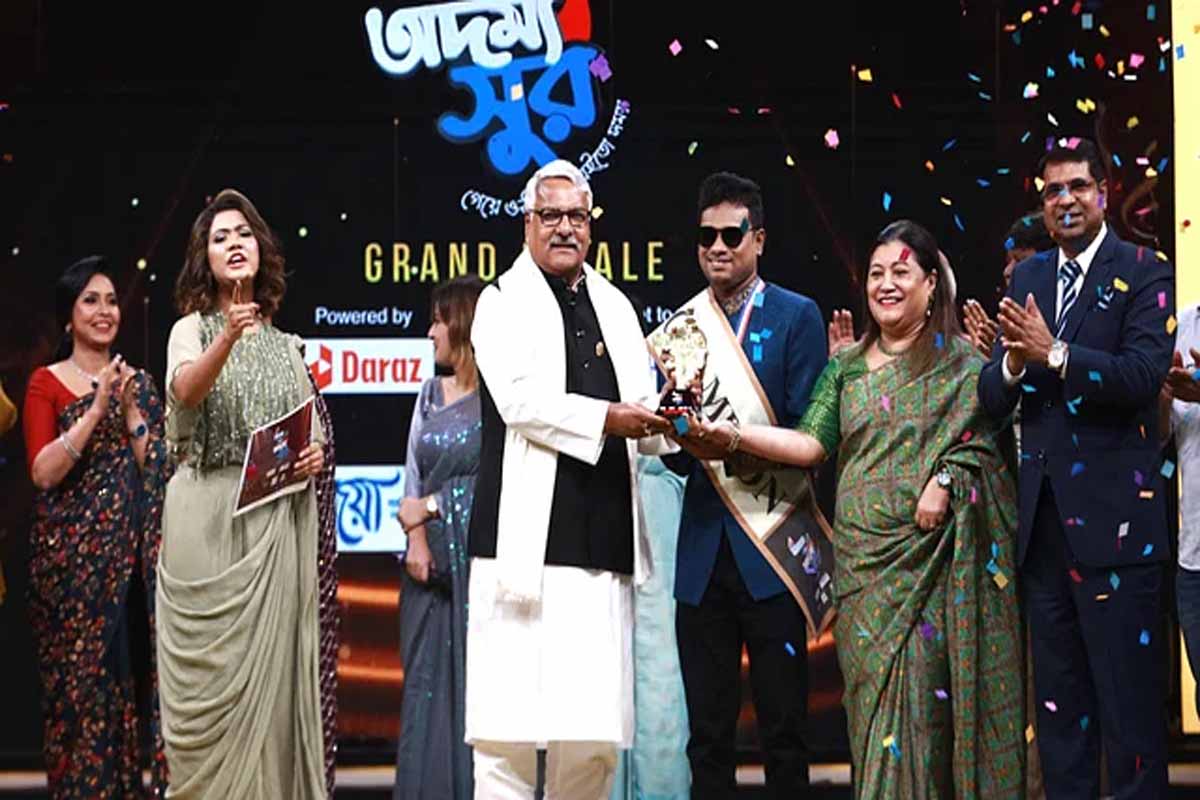 দৃষ্টিপ্রতিবন্ধী রাহুল পেলেন সেরা গায়কের পুরস্কার