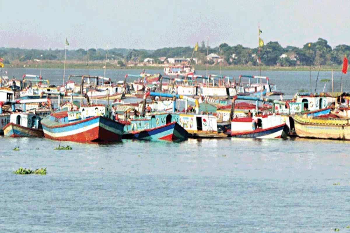 মেঘনা থেকে বালু তোলা আটকে গেল চেয়ারম্যান সেলিমের ভাইয়ের