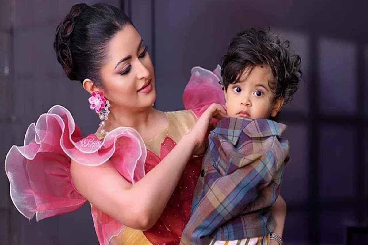 অসুস্থ সন্তানকে নিয়ে কলকাতায় গেলেন পরীমনি