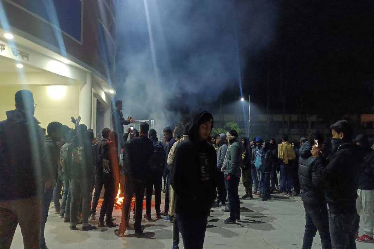 প্রশাসনিক ভবনে তালা, অবরুদ্ধ ভিসি প্রশাসনিক ভবনে তালা, অবরুদ্ধ ভিসি