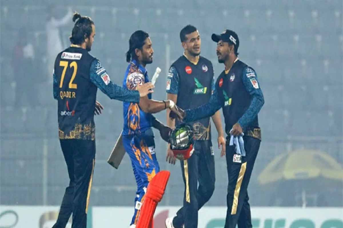 বিপিএল: ঢাকাকে হারিয়ে শীর্ষে খুলনা