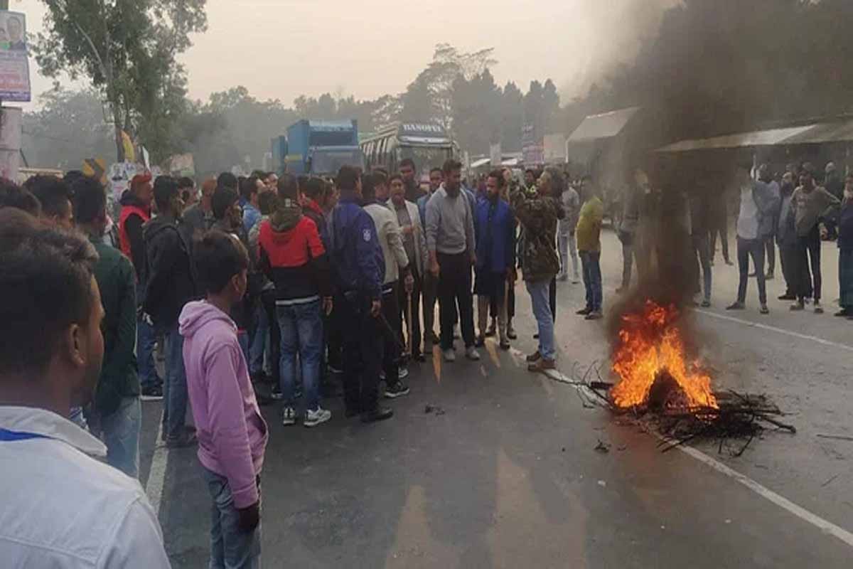গোপালগঞ্জে আওয়ামী লীগ নেতাকে হাতুড়িপেটা, প্রতিবাদে সড়ক অবরোধ