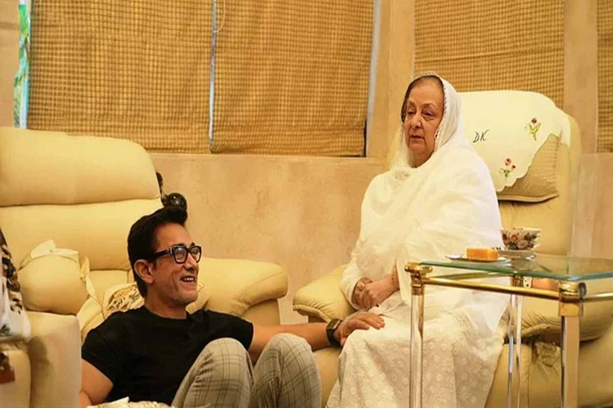 মাকে নিয়ে সায়রা বানুর বাড়িতে আমির, মেঝেতে বসে জমিয়ে আড্ডা