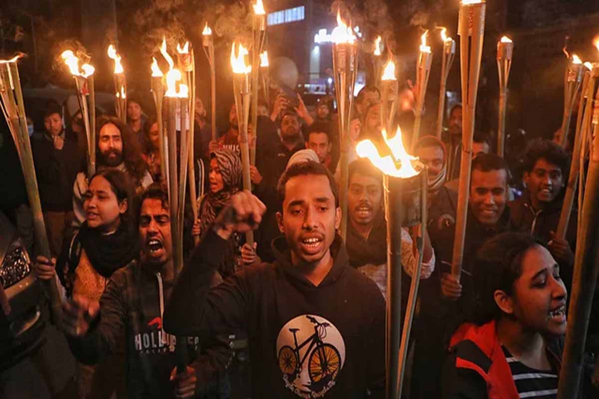 সরকারের পদত্যাগের দাবিতে মশালমিছিল