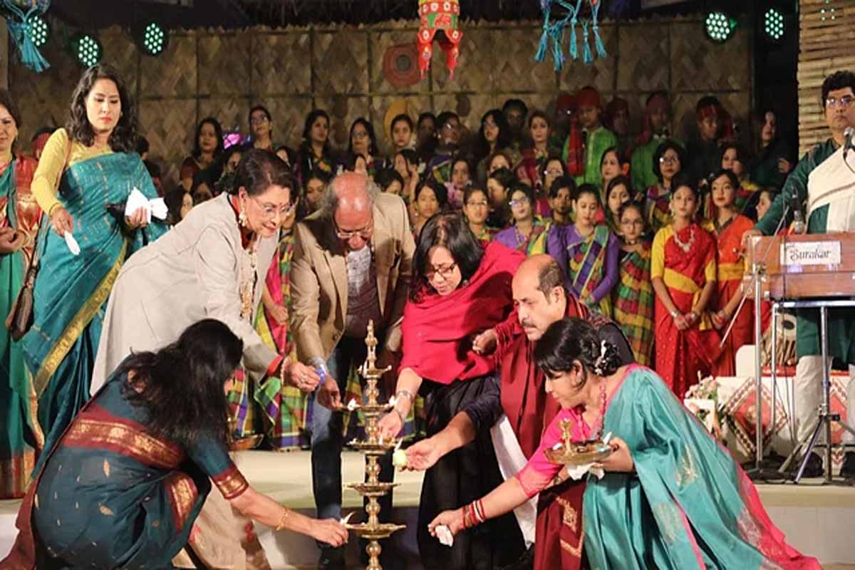 পিঠাপুলি আর গানে সুরের ধারার পৌষ উৎসব