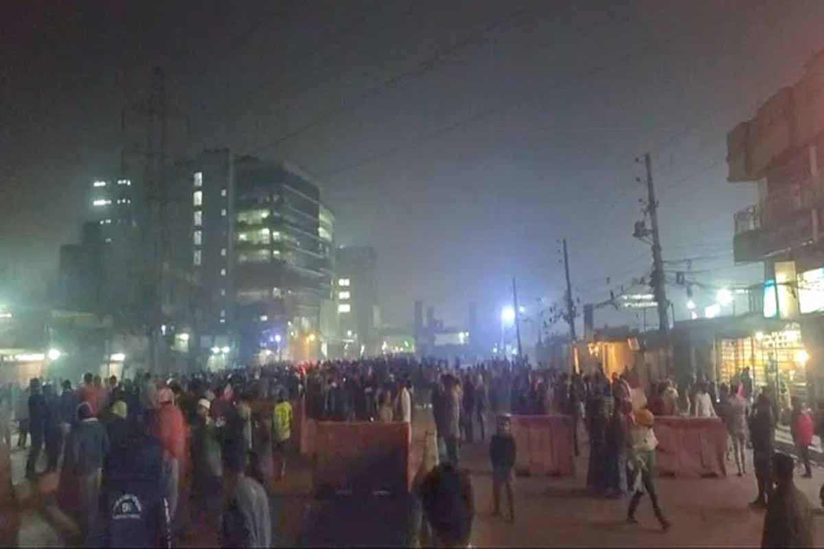 টঙ্গীতে ট্রাকচাপায় পোশাকশ্রমিকের মৃত্যু, ঢাকা-ময়মনসিংহ মহাসড়ক অবরোধ