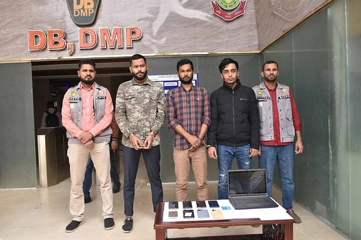 খণ্ডকালীন চাকরি দেওয়ার কথা বলে টাকা আত্মসাৎ, গ্রেপ্তার ৮