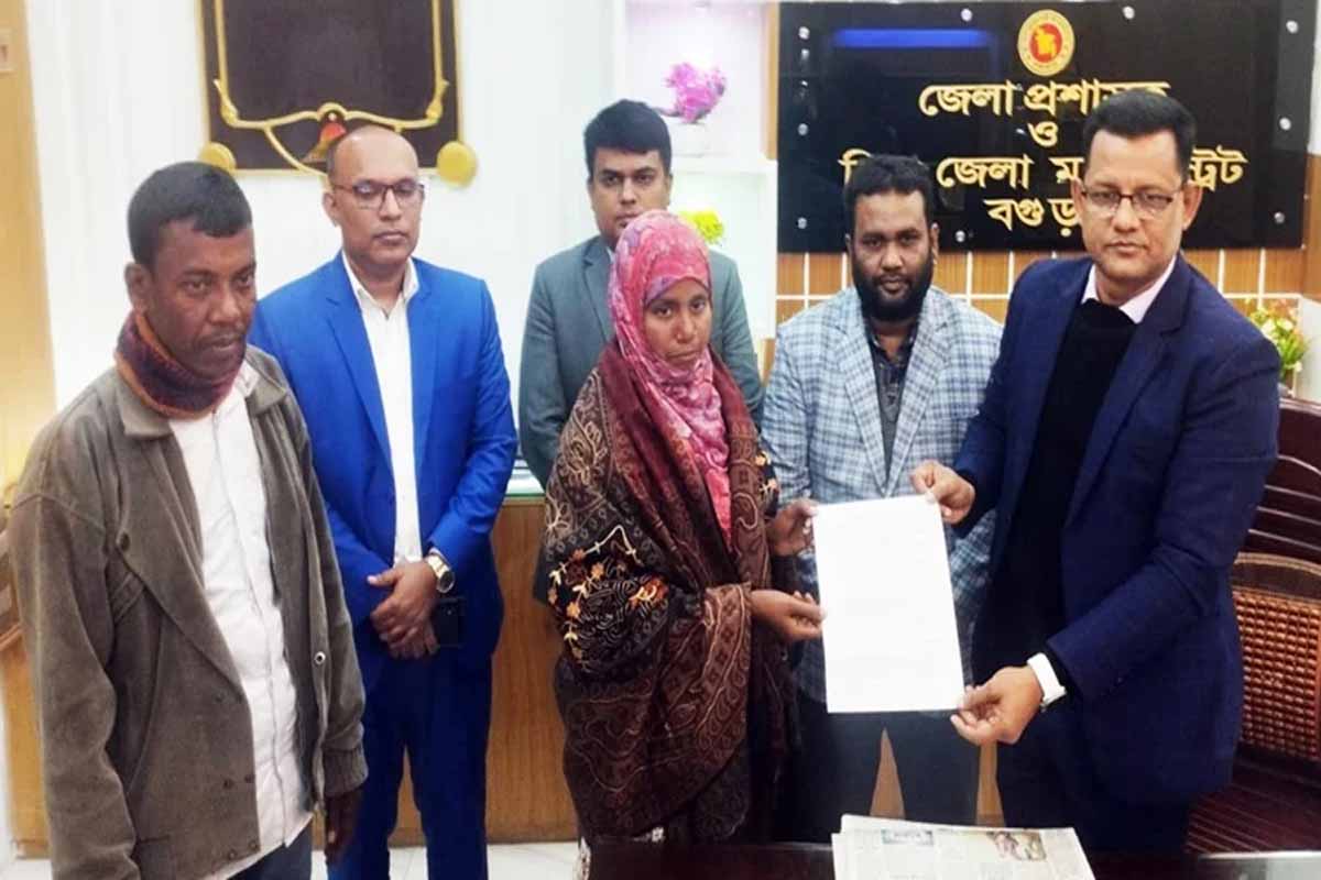 রিকশাচালক স্বামীর কষ্টার্জিত অর্থে স্নাতকোত্তর সীমানুরকে চাকরি দিলেন প্রধানমন্ত্রী