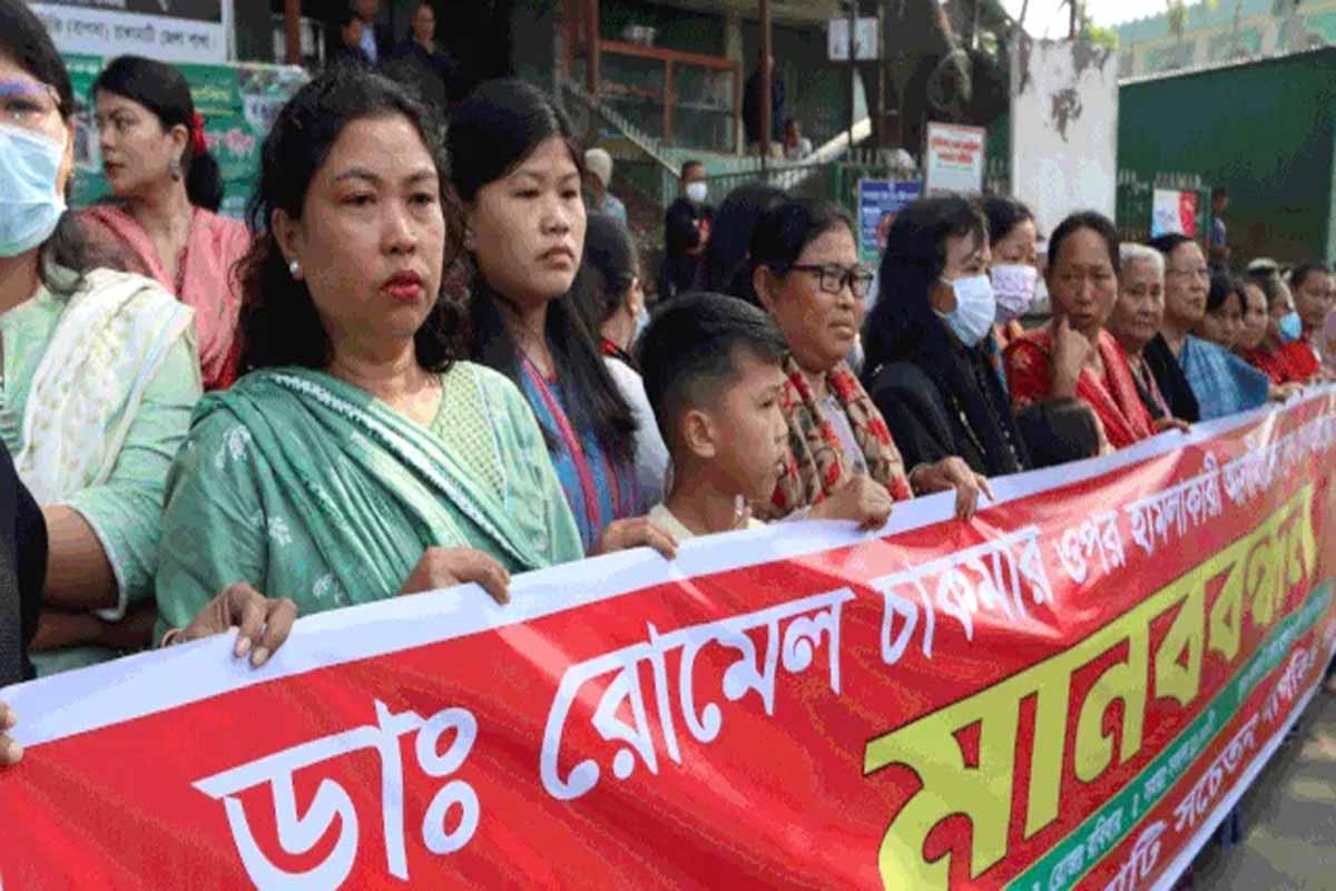 রাঙামাটিতে চিকিৎসকের ওপর হামলাকারীদের গ্রেপ্তারের দাবিতে মানববন্ধন