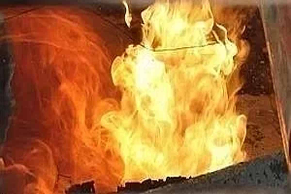 যাত্রাবাড়ীতে যাত্রীবাহী বাসে আগুন