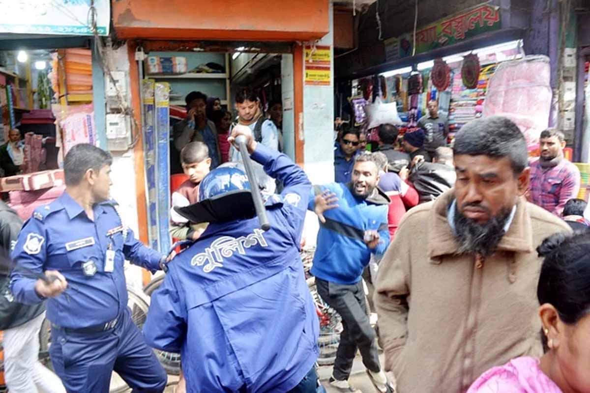 যশোরে বিএনপির ‘ধন্যবাদপত্র’ বিতরণ কর্মসূটিতে পুলিশের লাঠিপেটা, ৩০ জন আহত