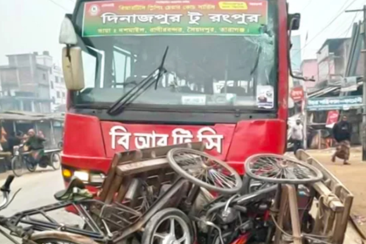 দিনাজপুরে বাস-ভ্যানের মুখোমুখি সংঘর্ষে ৪ জনের মৃত্যু 