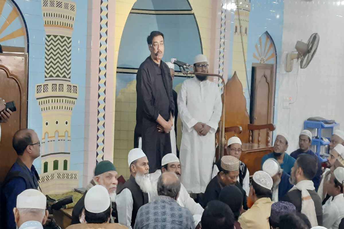 নারায়ণগঞ্জবাসীর জন্য নিয়মিত নফল নামাজ পড়েন শামীম ওসমান