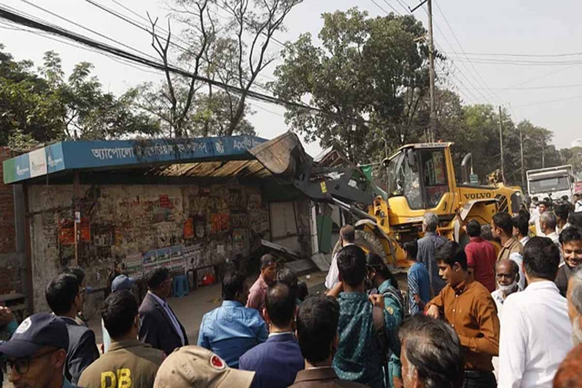 চট্টগ্রামের ফুটপাত থেকে সাত শতাধিক দোকান উচ্ছেদ, প্রতিবাদে হকারদের মিছিল