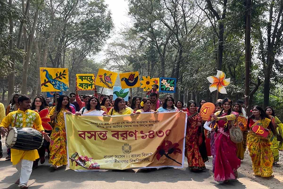 জাহাঙ্গীরনগরে নানা আয়োজনে বসন্তবরণ ও সরস্বতীপূজা উদ্‌যাপন