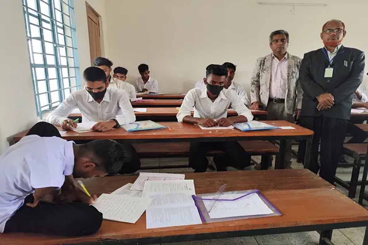 জন্মের পর থেকে ২ হাত নেই, পা দিয়ে এসএসসি পরীক্ষা দিচ্ছে সিয়াম