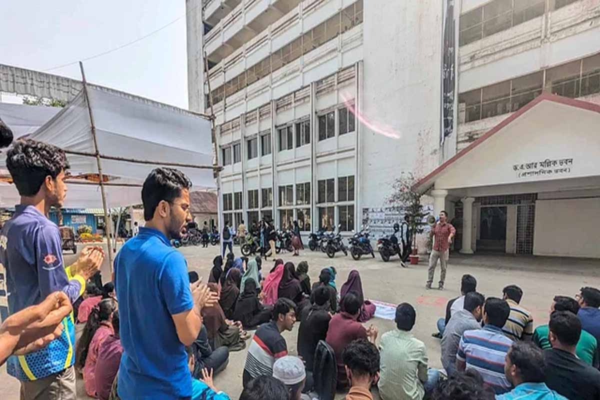 ধর্ষণচেষ্টার অভিযোগ, দুই দাবিতে অনড় শিক্ষার্থীরা