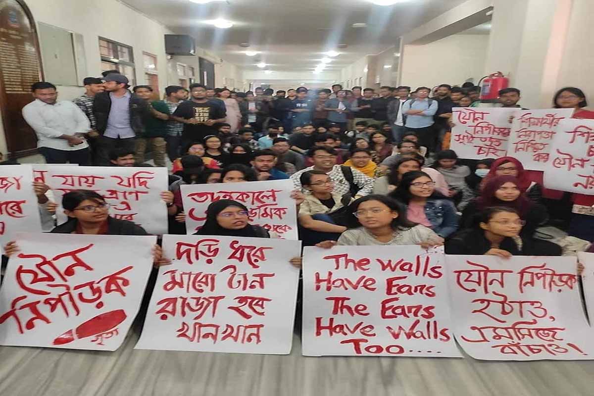 ছাত্রীকে যৌন নিপীড়নের অভিযোগ ওঠা শিক্ষকের বিচার চেয়ে দিনভর বিক্ষোভ